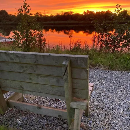 Quiet Riverside Stopover By The Shannon דירה
