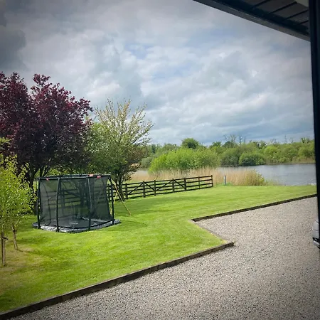 Quiet Riverside Stopover By The Shannon Appartement